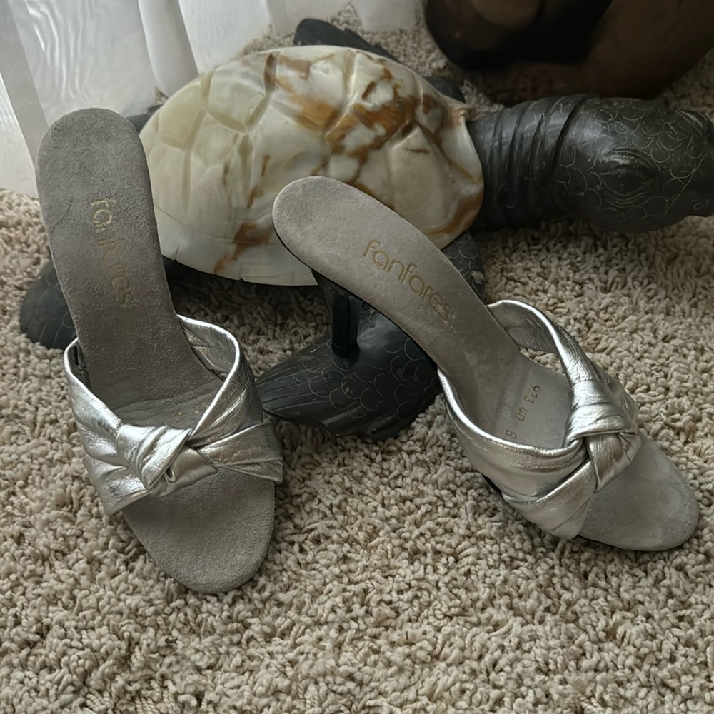 Fanfares stylish silver heals 🥰
